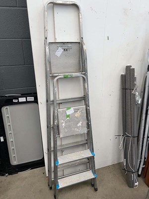 Lot 4358 - 2x aluminium step ladders