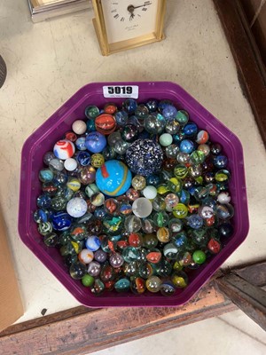 Lot 5019 - Box of assorted marbles