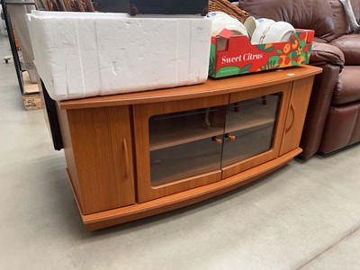Lot 5138 - Contemporary TV stand with glazed door