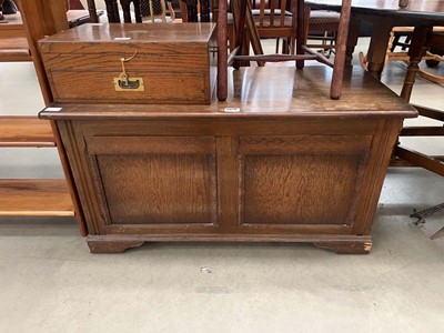Lot 5079 - Oak finished panelled linen box