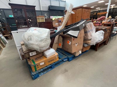 Lot 5215 - 2 pallets of furniture parts and cushions etc.