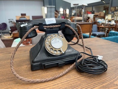 Lot 5162 - Vintage Bakelite telephone
