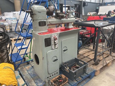 Lot 4461 - 240v Smart & Brown engineers lathe with...