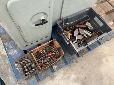Lot 4461 - 240v Smart & Brown engineers lathe with...