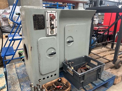 Lot 4461 - 240v Smart & Brown engineers lathe with...