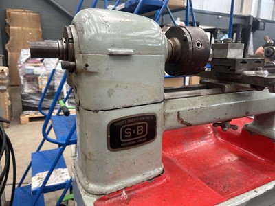 Lot 4461 - 240v Smart & Brown engineers lathe with...