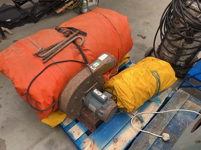 Lot 4462 - Bouncy castle with pump