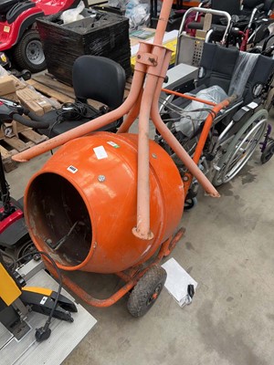 Lot 4469 - 370w cement mixer