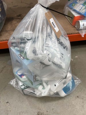 Lot 3022 - Bag containing bin liners, vinyl gloves, food...