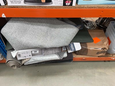 Lot 3082 - Various mats and bath mats