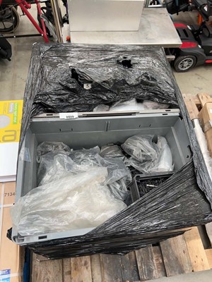 Lot 4484 - 6 crates of assorted fixing screws and bolts