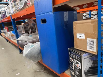 Lot 3123 - 2 bays of mixed items inc. vacuum sealers, pet...