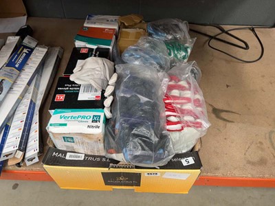 Lot 4573 - Box of assorted protective gloves