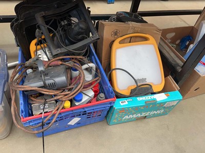 Lot 4517 - 2 crates of assorted items to include work...