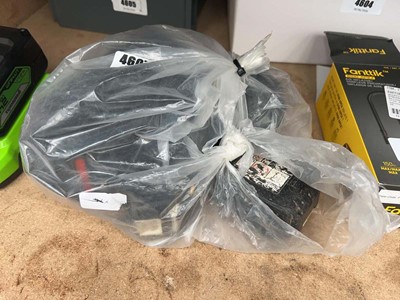 Lot 4607 - Quantity of Makita batteries and charging station
