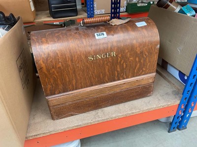 Lot 5376 - Oak cased Singer sewing machine