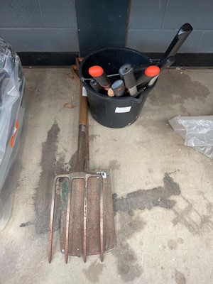 Lot 4616 - Quantity of garden tools to include loppers,...