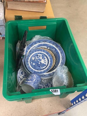Lot 5381 - Box containing Willow pattern ceramics,...