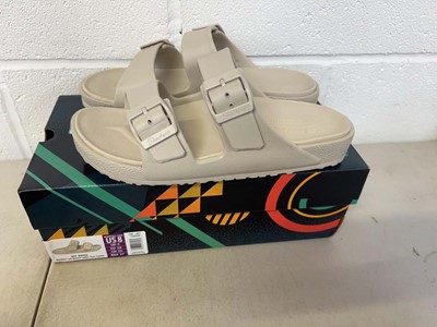 Lot 1828 - Boxed pair of Skechers foamies 'cali breeze'...