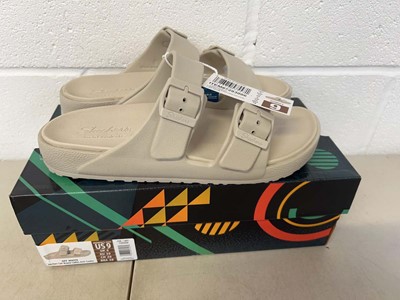 Lot 1830 - Boxed pair of Skechers foamies 'cali breeze'...