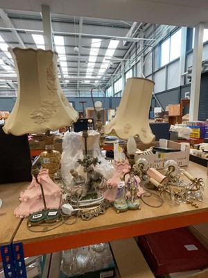 Lot 5424 - Group of assorted decorative table lamps and...
