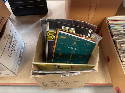Lot 5431 - Box containing entertainment and sporting...