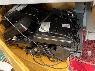 Lot 2321 - Box of phones