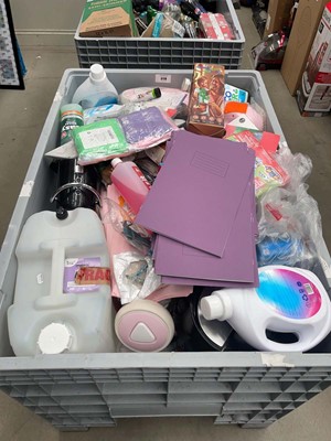 Lot 3179 - Box of various household wares, cleaning items,...