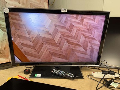 Lot 2347 - Samsung 32" TV model UE32D5000 with remote...