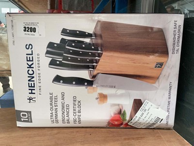 Lot 3200 - Henckles knife block and knife set