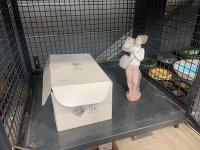 Lot 5507 - Boxed Nao figure of a camera lady