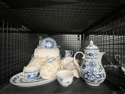 Lot 5547 - Cage containing Kahla blue and white part service