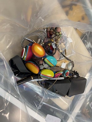 Lot 2454 - Bag containing various jewellery items