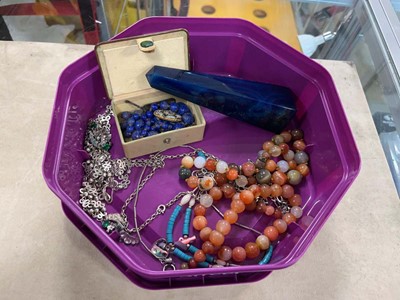Lot 2459 - Box containing various jewellery items