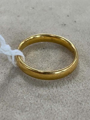 Lot 2469 - 22ct gold wedding band