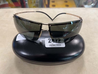 Lot 2472 - Pair of Gucci sunglasses in case