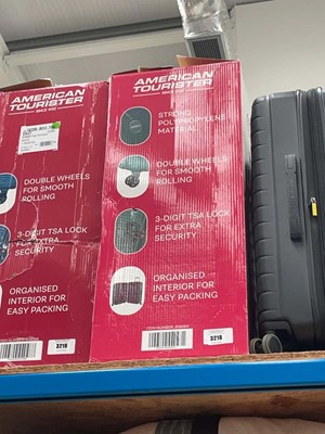 Lot 3218 - American Tourister suitcase set