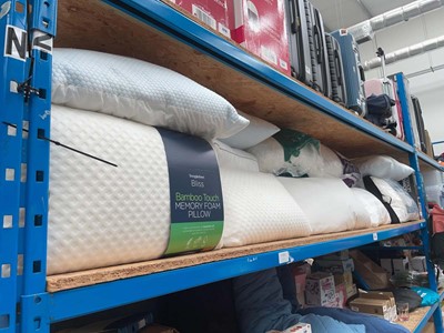 Lot 3221 - Shelf of loose bedding pillows