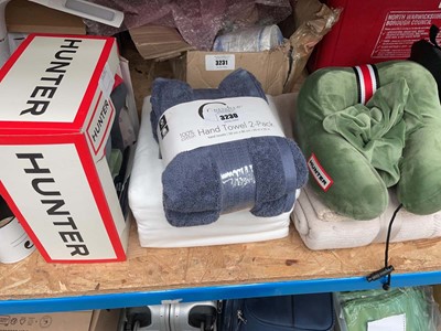 Lot 3230 - 3 piece flannel bed set plus throw, Hunter...