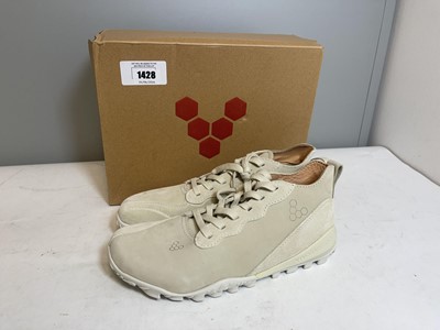 Lot Vivobarefoot EU44 boots in beige - boxed
