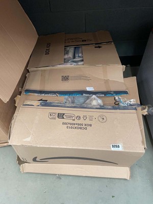 Lot 3253 - 2 boxes of pet heating pads