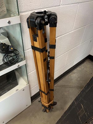Lot 2593 - Tripod