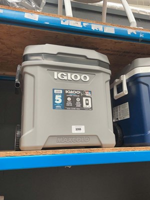 Lot 3265 - Igloo max cold roller cooler box