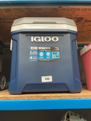 Lot 3266 - Igloo max cold roller cooler box