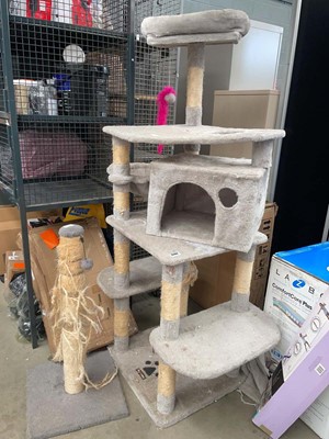 Lot 3280 - Large cat scratcher and tower