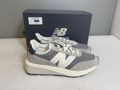 Lot New Balance UK8 trainers in grey - boxed