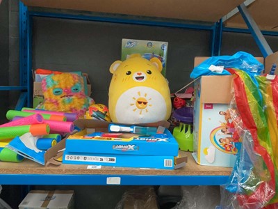 Lot 3301 - Shelf of various toys