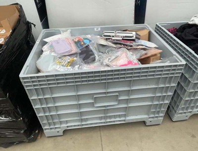 Lot 3317 - Box of various household wares, toys etc