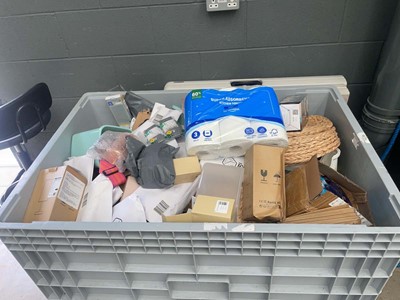 Lot 3319 - Box of various household wares (box not included)