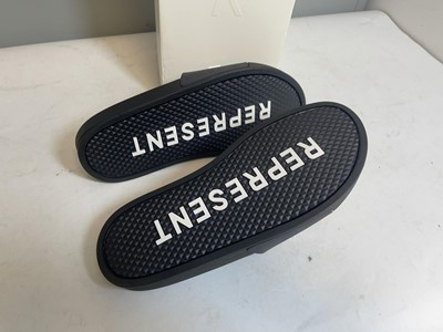 Lot Represent UK9 owners club slides in black - boxed